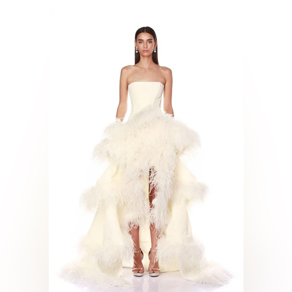 Bronx & Banco LOUISA BLANC STRAPLESS FEATHER
Wedding Gown NWOT PRE- ORDER - Picture 1 of 1